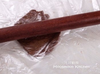 step9: 將粉糰分成等份粉糰，利用保鮮袋，搟扁，放入撻模中按平。