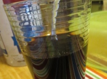 step6: 醬汁一定要淹沒過雞蛋(我用匙壓著)，保證整顆蛋的顏色是均勻的