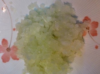 step1: 洋蔥去衣切碎。