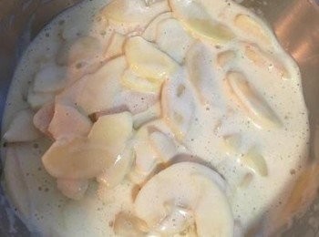 step6: 烤箱預熱到170度。 
將蛋糕液倒入蘋果片中，混勻，讓每片蘋果都沾到<span class="group_2">蛋糕糊</span>。