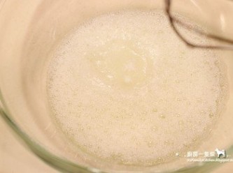 step3: 蛋白(請用冰的）先用電動攪拌器打出小泡泡，倒入1/3的25g細砂糖、檸檬汁，以高速攪打。