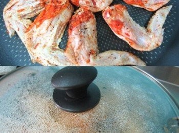 step3: 醃好的雞翅灑少許高筋麵粉在表面，抖落多餘麵粉(薄薄的就好不要多)，
平底鍋以廚房紙巾抹一層薄油入雞翅兩面煎上色(可加蓋煎縮短時間)