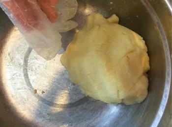 step3: 椰蓉饀全部用手搓成團，分成8等份長條形備用