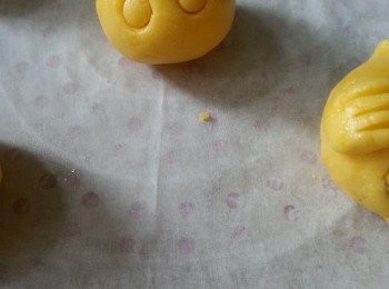 step14: 先用模印出眼睛(要印深少少)