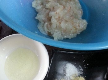 step6: 再將調味料拌勻蝦肉