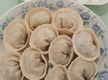 step2: 除了水餃皮，所有材料和調味料拌勻放入雪櫃普通格雪30分鐘，取出，將餡料放上餃子皮上，再在餃子邊位搽上水，壓實餃子邊位再造自己喜歡既形狀,煲一鑊熱水，放入餃子中火煮5分鐘即成！