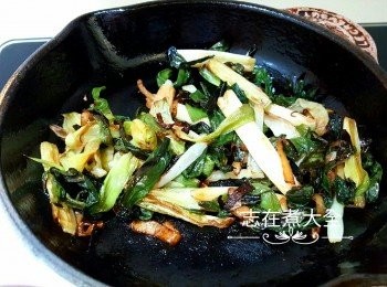 step3: 小火炒香三星蔥至微焦，約10分鐘