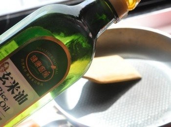 step3: 備1大匙味全玄米油熱鍋