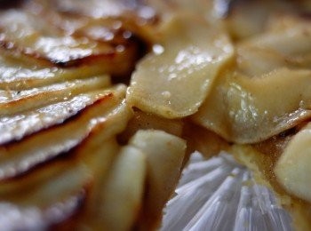 step7: 如想有少許焦糖顏色，可灑上糖霜，再放入烤箱200度烤數分鐘致糖霜溶化即可（小心留意，因很容易燒焦）。然後再塗一層杏子果醬Apricot Jam（加少許水拌勻），會有更亮澤效果