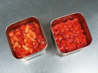 step6: ※照片左側是靜置一晚前，右側是已靜置1晚的半成品。草莓的香氣與粉色會滲透到糖漿。