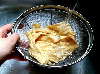 step4: 腐竹切段後用水沖一沖洗及瀝乾