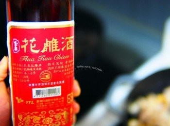 step8: 8.先讓酒煮滾，蒸發掉。接著加入熱開水一起煮。