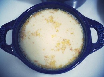 step8: 過濾雞蛋液後倒入已裝好蘋果的容器中^^ 置於烤盤上且在烤盤上倒入一半的熱水... 放進預熱160度的烤箱烤約45分鐘~~取出待涼放冰箱冷藏即完成！