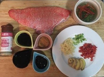 step3: 取下的菲利魚排在魚身上劃幾刀，方便均勻受熱；再用少許鹽均勻抹在魚肉上。 另取蔥白切花，蔥綠切成絲狀與辣椒絲ㄧ起泡再冷開水中，便會自然產生捲曲。薑切片；蒜切成蒜泥，辣椒去籽切小丁備用。