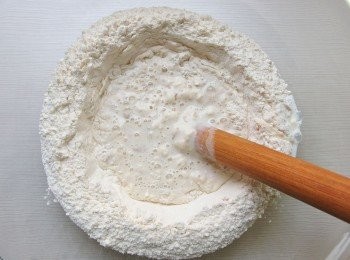 step3: 稍做攪拌，讓牛奶及酵母與麵粉均勻融合。