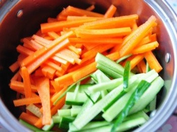 step1: 準備紅蘿蔔與小黃瓜切成細絲
