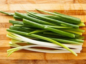 step1: 把青蔥切成長段後備用；醬料混合均勻後備用。