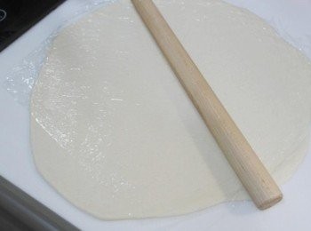 step9: 把發酵好的麵糰鋪在撒上些許麵粉的桌上~~ 把它擀平~~~喜歡薄一點的就擀薄一點喔^^'