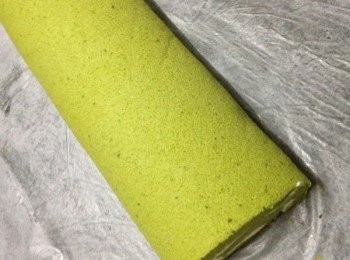 step17: 卷起蛋糕，放入冰櫃1小時以上，切件，完成~