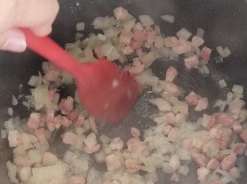step7: 先在電飯煲內加入少許油，將洋蔥及煙肉炒香。
