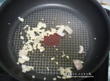 step3: 先爆香蒜頭和乾蔥，再下辣椒，大概炒一分鐘等材料出味，再加沙茶醬。