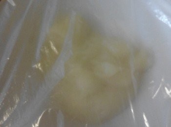 step3: 倒入碗中待微凉,以­保鮮紙貼粉糊蓋好(被免粉糊表面乾硬化)待凉備用,如不是即時用,可放雪櫃數天也沒問­題(但若開始變深色,即代表已變壞)。