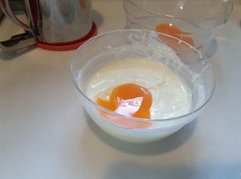 step4: 蛋黃逐隻加入拌勻後才再加第二隻直至三隻完全加入及拌勻；