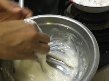 step7: 在另一碗中加入剛才少許椰汁，分3-4次輕手加入木薯粉及沾米粉及椰汁，用手攪至沒有粉粒，過程約4-5分鐘