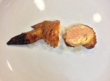 step9: 切開<a href="https://bit.ly/3zHU5V3" target="_blank" data-keyword="雞翼" class="guide-link"><strong>雞翼</strong></a> <span style="display:inline-block;vertical-align:middle;margin-top:-3px;color:initial;border-radius:3px;padding:2px 3px;font-size:12px;line-height:14px;background:#87d300;color:#fff;">即買</span> 見到中間釀入的明太子。