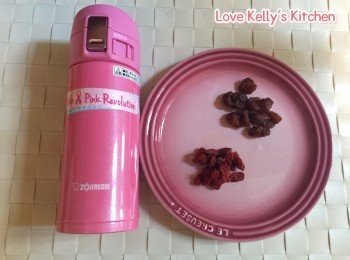 step1: 將所有材料洗乾淨，放入壼內加入滾水，蓋上蓋焗4-5小時就可以倒出來飲用