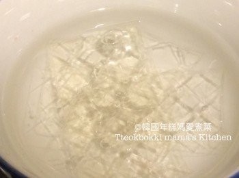 step1: 食譜份量應該可做10-12個，杯的大小不同做出來的個數不同。

首先將各4片的魚膠片分別放入兩個碗內用凍水浸至軟身後，
用手輕輕榨乾水份，備用。