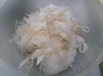 step3: 有機蘿白刨好絲後加入鹽同胡椒粉拌勻,放在隔篩中等30分鐘(放一個盤在隔篩下面來兜起蘿白水)