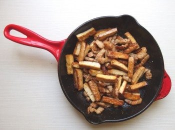 step7: 再和五花肉一起爆炒。