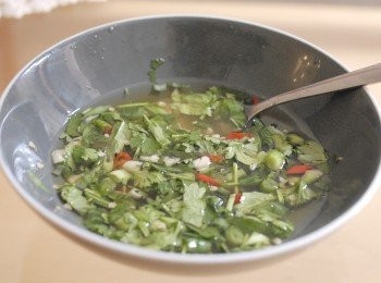 step5: [沾醬]做法：將指天椒切碎，青蔥切碎，將所有材料拌勻即成！因各人口味不同，自行試味，將材料作加減