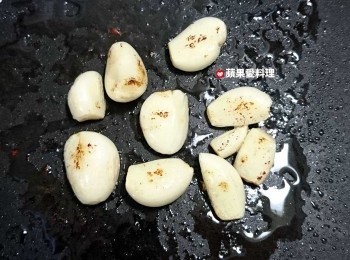 step3: 放入蒜頭，煎到兩面微微上色，取出備用。