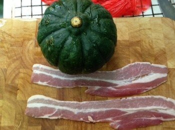 step1: 1)先將南瓜切半, 面層加入鹽及胡椒再將蒜切半放在南瓜中間