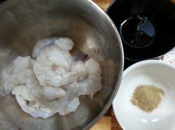 step3: 用醃蝦料醃15分鐘以上(放入雪櫃待用)