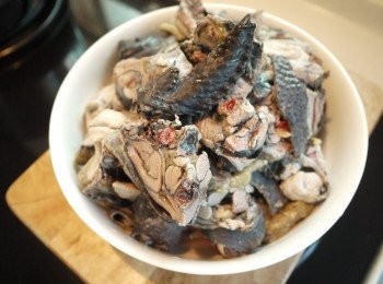 step6: 以過濾水洗淨肉塊表面的雜質及碎骨後備用