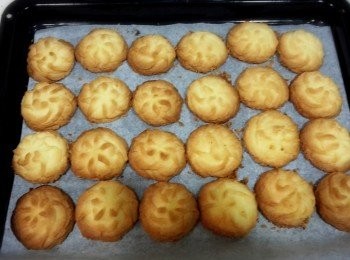 step7: 入爐焗13分鐘，出爐後待曲稍涼後才從剼盆拿出，否則剛出爐的曲奇，由於太鬆脆，會易碎