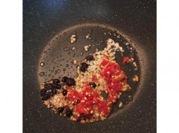 step6: 炒剁椒料前，先將蒸爐的水煮滾。 炒鍋放少許油，炒香一半的蒜末、豆鼓和剁椒，