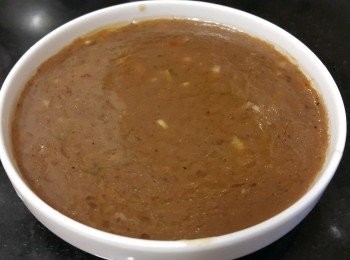 step8: 將烤雞肉雞汁，連同剩餘醃雞醬汁，用少少蒜頭，乾蔥爆香煮滾