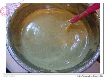 step7: 加入三分一蛋白霜, 用fold in方法輕力拌勻。再加入餘下三分一, 同樣輕力拌勻。