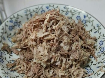 step2: 然後取出，用手撕成幼絲。（撕得越幼細，越會有肉鬆的毛絨感覺，也可利用叉子幫助叉鬆。）