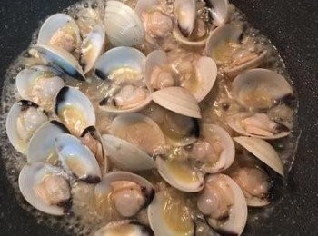 step8: 煮到這樣的程度，把蛤蜊都挑起來。