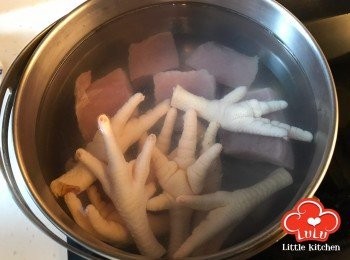 step3: 將瘦肉及<a href="https://bit.ly/3kLFTWO" target="_blank" data-keyword="雞腳" class="guide-link"><strong>雞腳</strong></a> <span style="display:inline-block;vertical-align:middle;margin-top:-3px;color:initial;border-radius:3px;padding:2px 3px;font-size:12px;line-height:14px;background:#87d300;color:#fff;">即買</span> 飛水備用