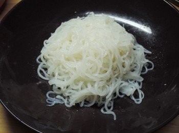 step7: 盤中放入蒟蒻麵