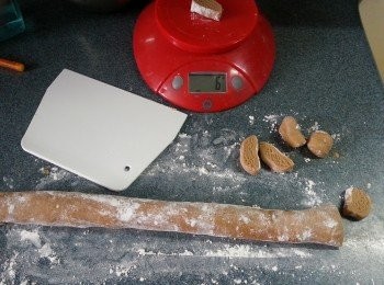 step4: 加少許粉於枱面,將粉糰搓成長條,切一粒粒,磅約5g一粒