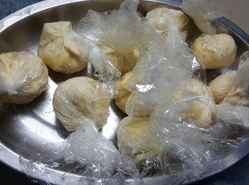 step1: 先將榴槤肉磅好一粒粒約25g1粒,用保鮮紙包住轉成圓波型(因為榴槤肉比較軟身,用保鮮紙會容易控制) ,再將榴槤肉用保鮮紙包起,放入冰格待用