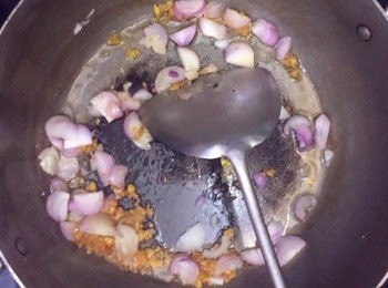 step6: 燒熱鑊，先下乾蔥片，蒜蓉爆香
再下香茅爆香