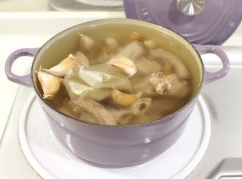 step5: 把豬肋骨加入。